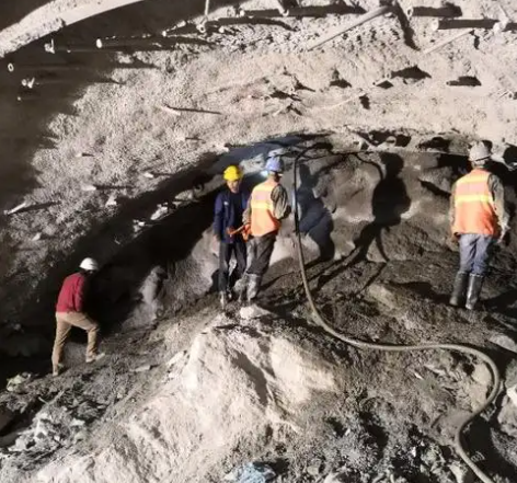 闻喜隧道拱顶带模注浆料，微膨胀注浆料的特点及施工工艺